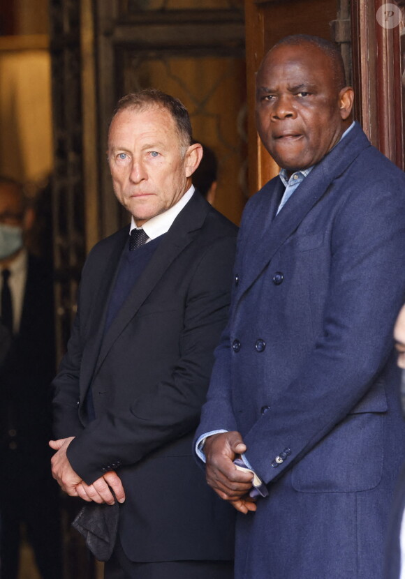 Jean-Pierre Papin, Basile Boli - Arrivées à la messe funéraire en hommage à Bernard Tapie en l'église Saint-Germain-des-Prés à Paris. Le 6 octobre 2021 © Jacovides-Moreau / Bestimage