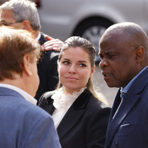 Sophie Tapie (Fille du défunt) et Basile Boli - Sorties de la messe funéraire en hommage à Bernard Tapie en l'église Saint-Germain-des-Prés à Paris. Le 6 octobre 2021 © Jacovides-Moreau / Bestimage