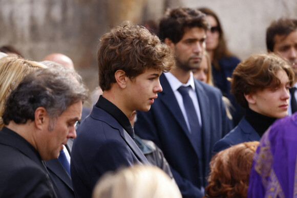 La famille et les proches - Sorties de la messe funéraire en hommage à Bernard Tapie en l'église Saint-Germain-des-Prés à Paris. Le 6 octobre 2021 © Jacovides-Moreau / Bestimage