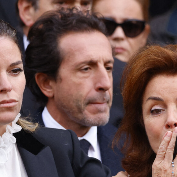 Sophie Tapie et sa mère Dominique Tapie (Fille et femme du défunt) - Sorties de la messe funéraire en hommage à Bernard Tapie en l'église Saint-Germain-des-Prés à Paris. Le 6 octobre 2021 © Jacovides-Moreau / Bestimage