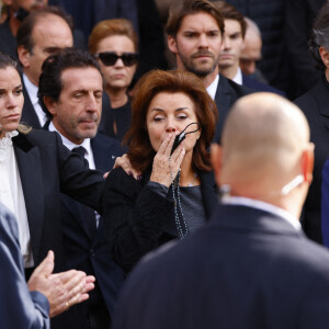 Sophie Tapie et sa mère Dominique Tapie (Fille et femme du défunt) - Sorties de la messe funéraire en hommage à Bernard Tapie en l'église Saint-Germain-des-Prés à Paris. Le 6 octobre 2021 © Jacovides-Moreau / Bestimage