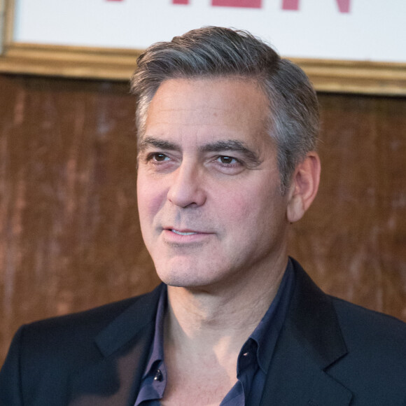 George Clooney lors du photocall du film "Monuments Men" à l'hôtel Bristol à Paris le 12 février 2004.