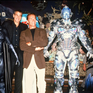 George Clooney et Arnold Schwarzeneger à la soirée "Batman et Robin" au Planet Hollywood de Londres en 1997.