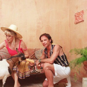 Archives - Amanda Lear et son mari Alain-Philippe Malagnac dans leur villa de Saint-Rémy de Provence