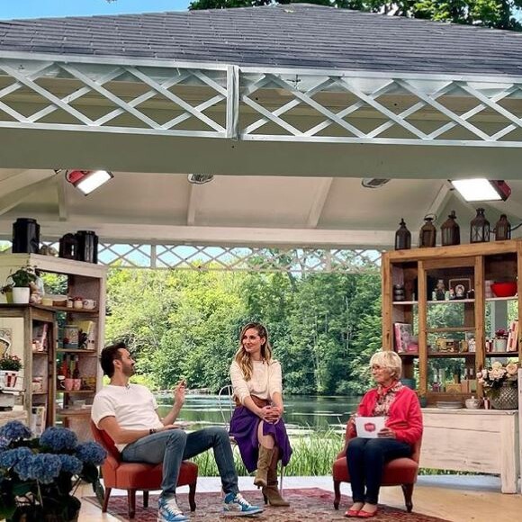 Mercotte poste une photo en compagnie de Marie Portolano et Cyril Lignac, sur le tournage de la saison 10 du "Meilleur Pâtissier", le 9 juin 2021