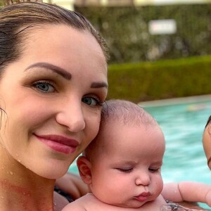 Julia Paredes avec ses enfants Louna et Vittorio à la piscine, octobre 2021