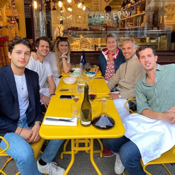Victor Belmondo, Alessandro Belmondo et sa compagne Méliné Ristiguian, Giacomo Belmondo, et leurs parents Paul et Luana Belmondo au restaurant. Juillet 2021
