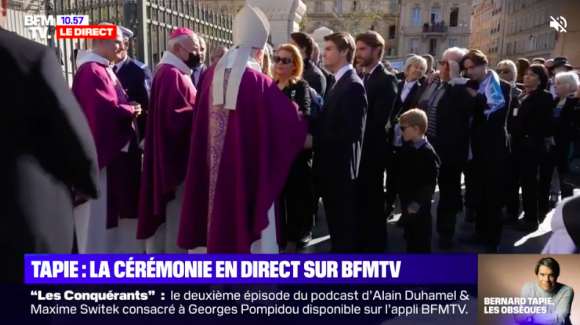 Arrivée de la famille Tapie dans la cathédrale - Procession du cercueil de Bernard Tapie du Vieux-Port vers la cathédrale de la Major ce 8 octobre 2021 pour les obsèques de l'homme d'affaires et de politique.