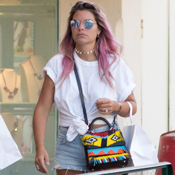 Sophie Tapie se promène dans les rues de Saint-Tropez le 16 juillet 2019.