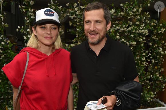 Guillaume Canet et sa compagne Marion Cotillard au village lors des internationaux de France à Roland Garros le 10 juin 2018. © Veeren / Bestimage 