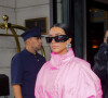 Kim Kardashian (emmitouflée dans un long manteau rose) et Kanye West sortent ensemble de l'hôtel Ritz Carlton pour se rendre dans les studios de l'émission "Saturday Night Live" (SNL) à New York, le 9 octobre 2021. 