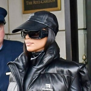 Kim Kardashian, avec un sac Balenciaga, quitte l'hôtel Ritz Carlton pour le deuxième jour des répétitions de l'émission "SNL" à New York, le 6 octobre 2021.