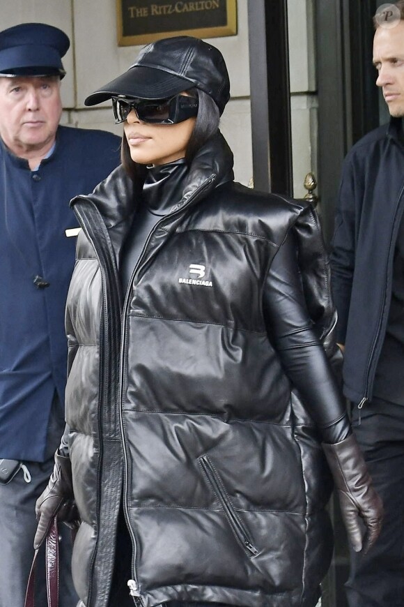 Kim Kardashian, avec un sac Balenciaga, quitte l'hôtel Ritz Carlton pour le deuxième jour des répétitions de l'émission "SNL" à New York, le 6 octobre 2021.