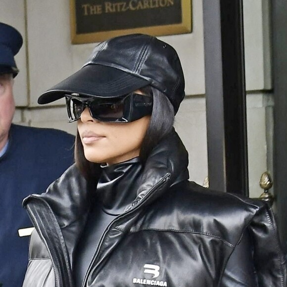 Kim Kardashian, avec un sac Balenciaga, quitte l'hôtel Ritz Carlton pour le deuxième jour des répétitions de l'émission "SNL" à New York, le 6 octobre 2021.