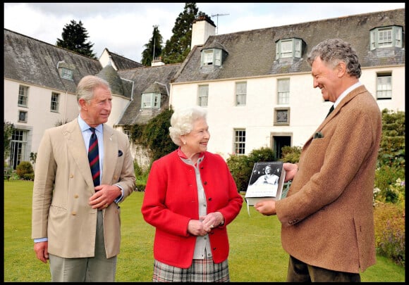 Le prince Charles et la reine Elizabeth à Birkhall, en Ecosse, en 2009.