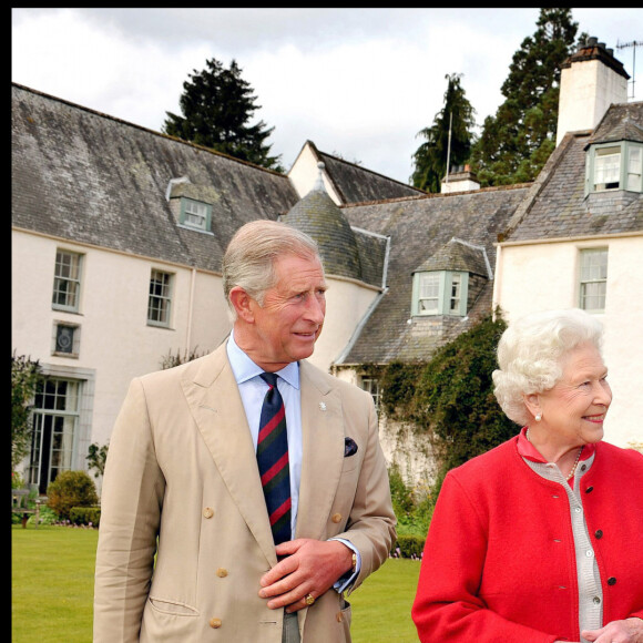 Le prince Charles et la reine Elizabeth à Birkhall, en Ecosse, en 2009.