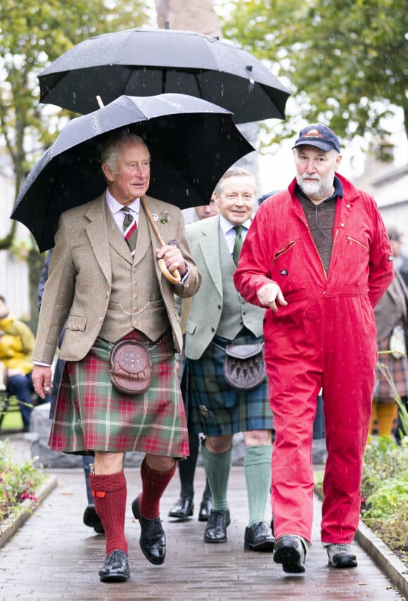 Le prince Charles, prince de Galles, visite le marché de producteurs locaux à Inverurie (Ecosse), le 5 octobre 2021.