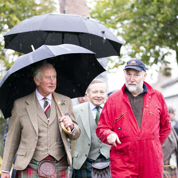 Le prince Charles, prince de Galles, visite le marché de producteurs locaux à Inverurie (Ecosse), le 5 octobre 2021.