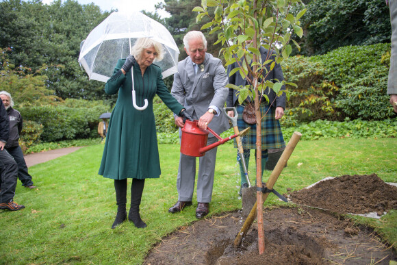 Le prince Charles, prince de Galles, et Camilla Parker Bowles, duchesse de Cornouailles, célèbrent le 350 ème anniversaire du jardin botanique royal à Edimbourg, le 1er octobre 2021.