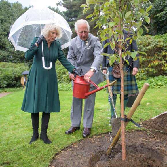 Le prince Charles, prince de Galles, et Camilla Parker Bowles, duchesse de Cornouailles, célèbrent le 350 ème anniversaire du jardin botanique royal à Edimbourg, le 1er octobre 2021.