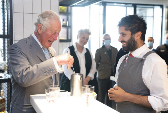 Le prince Charles, prince de Galles (duc de Rothesay), lors d'une visite à Johnnie Walker Princes Street à Edimbourg, Ecosse, Royaume Uni, le 1er octobre 2021.