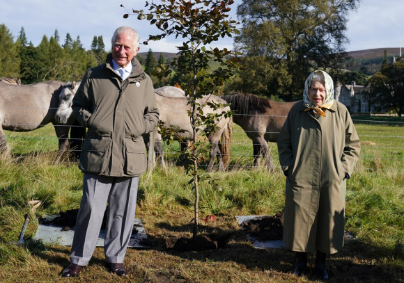 La reine Elisabeth II d'Angleterre et le prince Charles, prince de Galles, lancent le début de la saison de plantation officielle du Queen's Green Canopy (QGC) au domaine de Balmoral, Royaume Uni, le 1er octobre 2021.