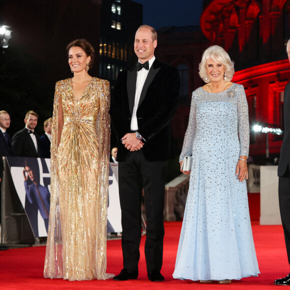 Catherine Kate Middleton, duchesse de Cambridge, Le prince William, duc de Cambridge, Le prince Charles, prince de Galles, Camilla Parker Bowles, duchesse de Cornouailles - Avant-première mondiale du film "James Bond - Mourir peut attendre (No Time to Die)" au Royal Albert Hall à Londres le 28 septembre 2021.