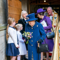 Elizabeth II marche en s'aidant d'une canne : la santé de la reine inquiète