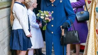 Elizabeth II marche en s'aidant d'une canne : la santé de la reine inquiète