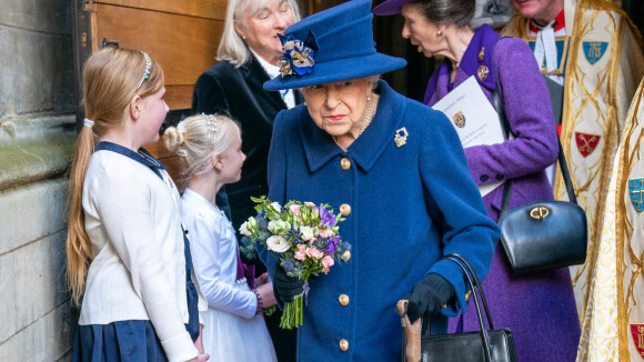 Elizabeth II marche en s'aidant d'une canne : la santé de la reine inquiète