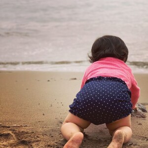 Claudia, la fille de Karine Ferri, à la plage