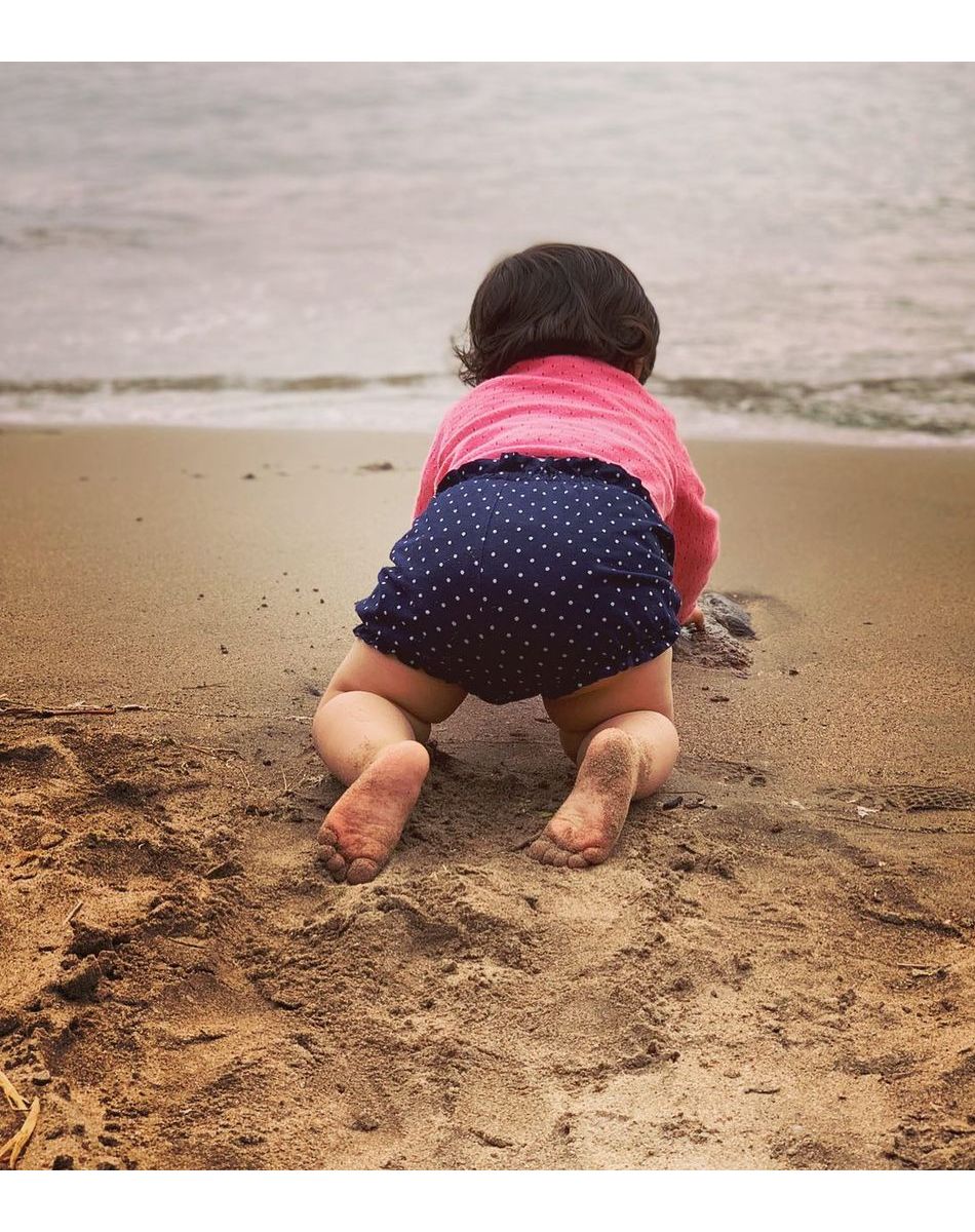 Claudia, la fille de Karine Ferri, à la plage