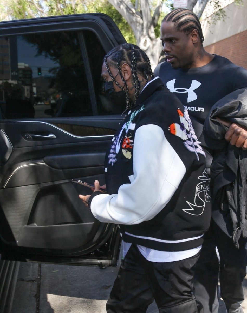 Le rappeur américain Tyga s'est rendu au service de police de Los Angeles (LAPD) - Il est accusé de violences conjugales par son ex compagne Camaryn Swanson. Camaryn a porté plainte contre lui pour violences conjugales et a posté des photos de ses prétendues blessures sur les médias sociaux. Le 12 octobre 2021