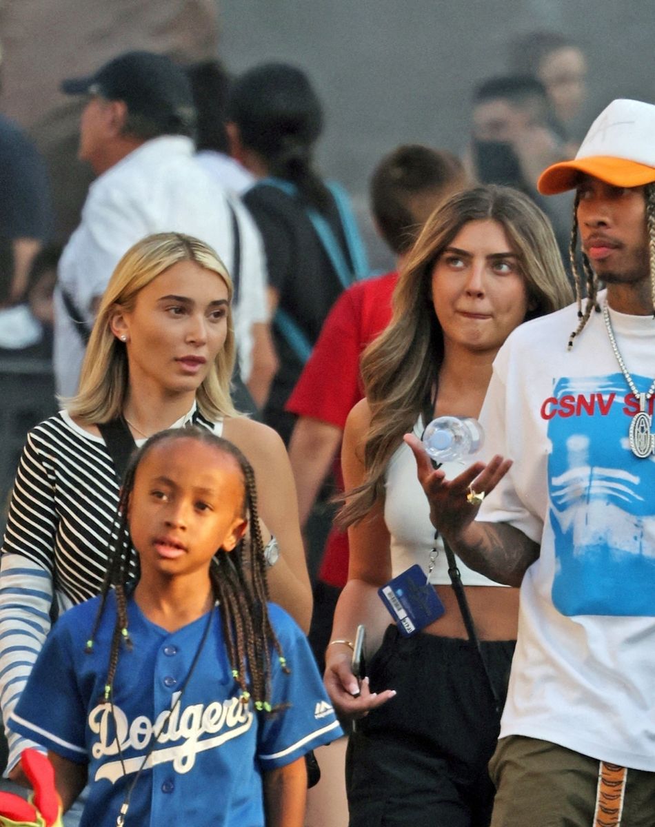 Accompagné de son fils, King Cairo, Tyga et sa compagne Camaryn Swanson, une bague à l'annulaire gauche, s'amusent au parc d'attractions à Hollywood, le 17 juin 2021.
