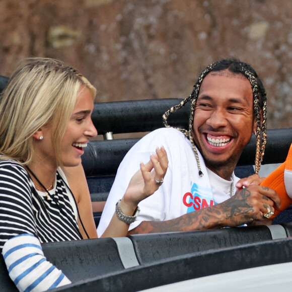 Accompagné de son fils, King Cairo, Tyga et sa compagne Camaryn Swanson, une bague à l'annulaire gauche, s'amusent au parc d'attractions à Hollywood, le 17 juin 2021.