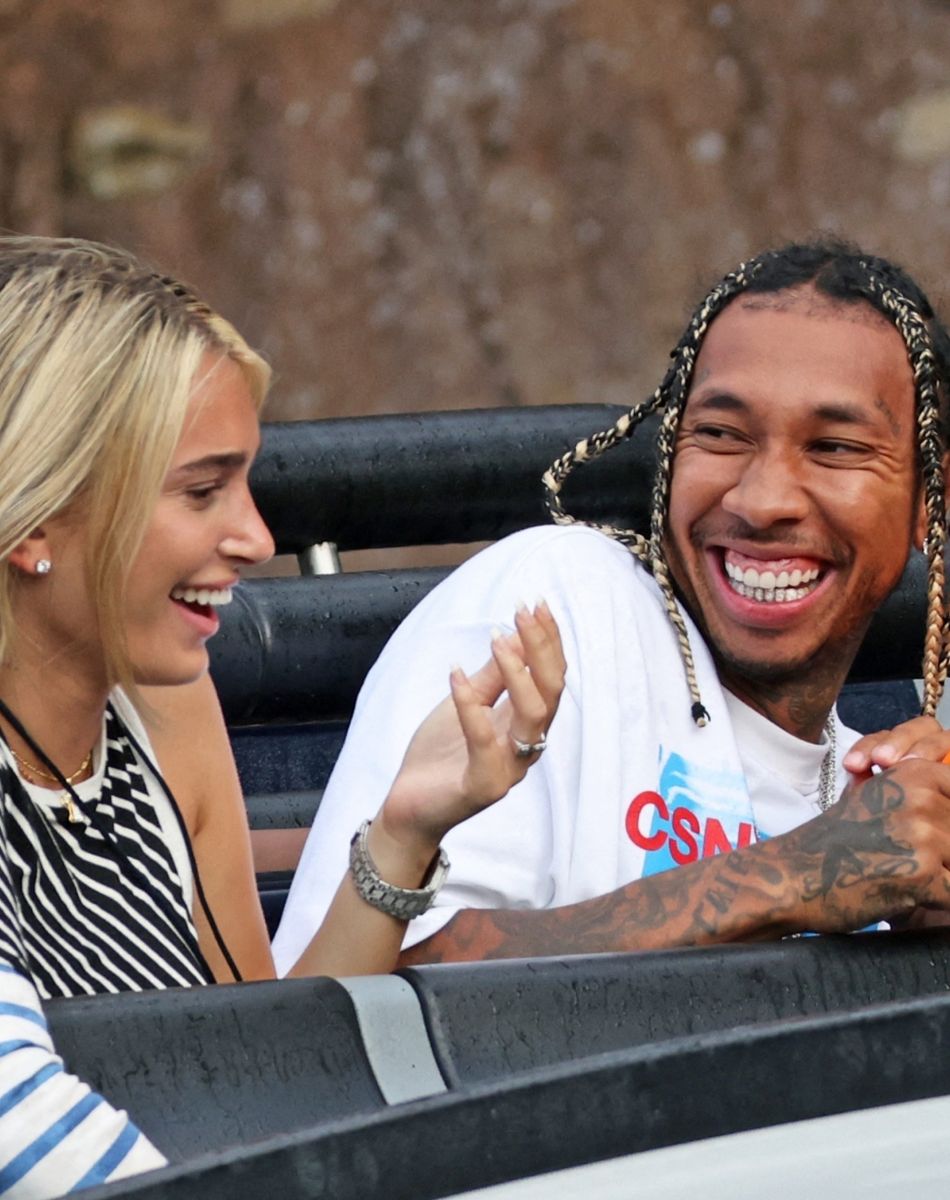 Accompagné de son fils, King Cairo, Tyga et sa compagne Camaryn Swanson, une bague à l'annulaire gauche, s'amusent au parc d'attractions à Hollywood, le 17 juin 2021.