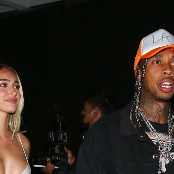 Tyga et sa compagne Camaryn Swanson quittent la soirée au restaurant "The Nice Guy" à Los Angeles, le 8 avril 2021. Le couple était arrivé en compagnie d'A. Rose et son compagnon A. Edwards.