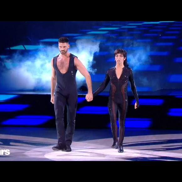 Bilal Hassani et Jordan Mouillerac lors du prime de "Danse avec les stars" du 8 octobre 2021