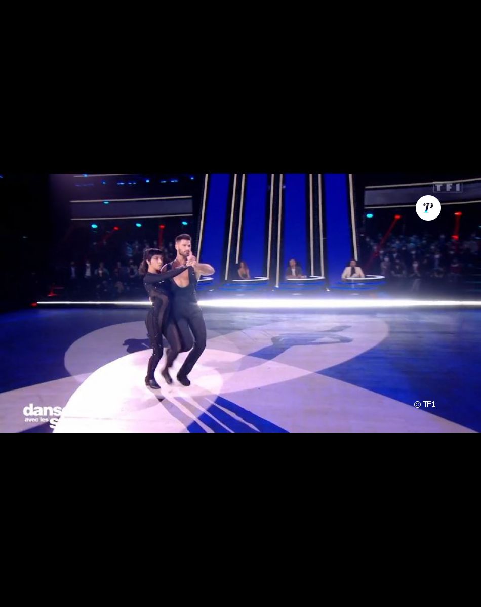 Bilal Hassani et Jordan Mouillerac lors du prime de "Danse avec les stars" du 8 octobre 2021