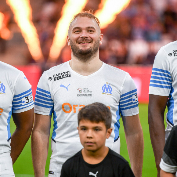 Le rappeur Jul - Match des héros entre l'équipe OM Legends et l'équipe UNICEF au stade Orange Velodrome à Marseille le 13 octobre 2021. Soutenu par la Fondation D. Drogba, Orange et l'Olympique de Marseille, l'Unicef a organisé cette rencontre afin de financer un projet d'accès à l'éducation en Côte d'Ivoire. La Team OM de légende s'impose 7-4 au stade Vélodrome face à la Team Unicef. © Jean-René Santin/Bestimage
