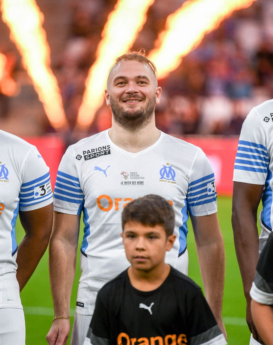 Le rappeur Jul - Match des héros entre l'équipe OM Legends et l'équipe UNICEF au stade Orange Velodrome à Marseille le 13 octobre 2021. Soutenu par la Fondation D. Drogba, Orange et l'Olympique de Marseille, l'Unicef a organisé cette rencontre afin de financer un projet d'accès à l'éducation en Côte d'Ivoire. La Team OM de légende s'impose 7-4 au stade Vélodrome face à la Team Unicef. © Jean-René Santin/Bestimage