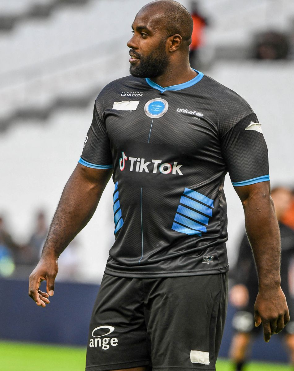 Teddy Riner - Match des héros entre l'équipe OM Legends et l'équipe UNICEF au stade Orange Velodrome à Marseille le 13 octobre 2021. Soutenu par la Fondation D. Drogba, Orange et l'Olympique de Marseille, l'Unicef a organisé cette rencontre afin de financer un projet d'accès à l'éducation en Côte d'Ivoire. La Team OM de légende s'impose 7-4 au stade Vélodrome face à la Team Unicef. © Jean-René Santin/Bestimage