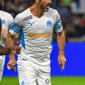 Robert Pires - Match des héros entre l'équipe OM Legends et l'équipe UNICEF au stade Orange Velodrome à Marseille le 13 octobre 2021. Soutenu par la Fondation D. Drogba, Orange et l'Olympique de Marseille, l'Unicef a organisé cette rencontre afin de financer un projet d'accès à l'éducation en Côte d'Ivoire. La Team OM de légende s'impose 7-4 au stade Vélodrome face à la Team Unicef. © Jean-René Santin/Bestimage