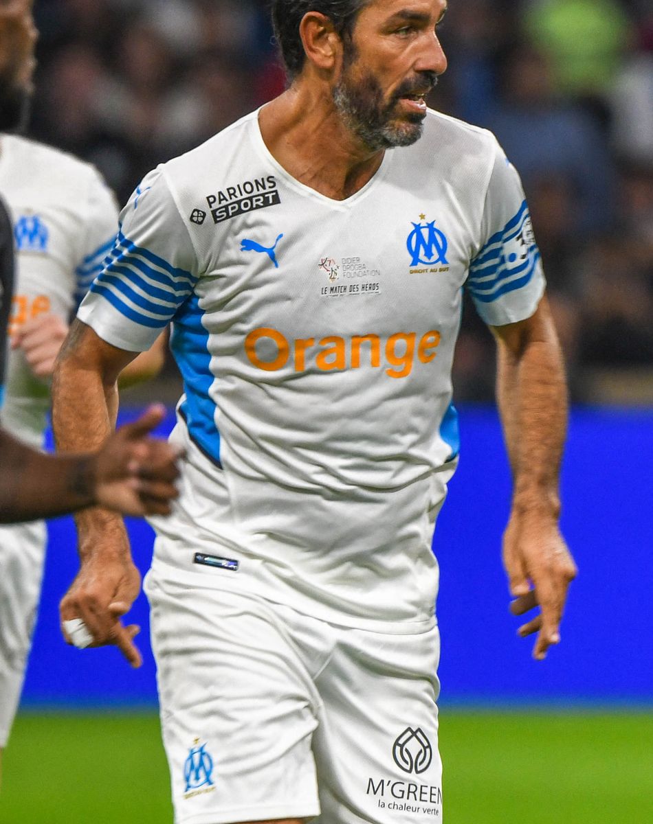 Robert Pires - Match des héros entre l'équipe OM Legends et l'équipe UNICEF au stade Orange Velodrome à Marseille le 13 octobre 2021. Soutenu par la Fondation D. Drogba, Orange et l'Olympique de Marseille, l'Unicef a organisé cette rencontre afin de financer un projet d'accès à l'éducation en Côte d'Ivoire. La Team OM de légende s'impose 7-4 au stade Vélodrome face à la Team Unicef. © Jean-René Santin/Bestimage