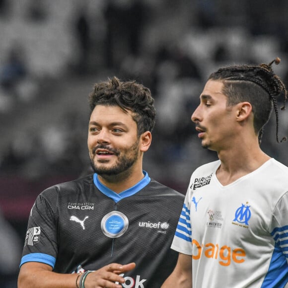 Kev Adams, Redouane Bougheraba - Match des héros entre l'équipe OM Legends et l'équipe UNICEF au stade Orange Velodrome à Marseille le 13 octobre 2021. Soutenu par la Fondation D. Drogba, Orange et l'Olympique de Marseille, l'Unicef a organisé cette rencontre afin de financer un projet d'accès à l'éducation en Côte d'Ivoire. La Team OM de légende s'impose 7-4 au stade Vélodrome face à la Team Unicef. © Jean-René Santin/Bestimage