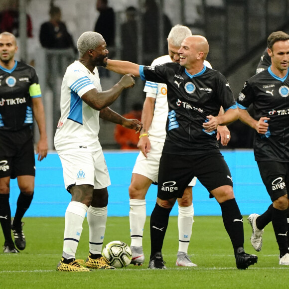 Djibril Cissé (OM Legends) - Cambiasso (UNICEF) - Match des héros entre l'équipe OM Legends et l'équipe UNICEF au stade Orange Velodrome à Marseille le 13 octobre 2021. Soutenu par la Fondation D. Drogba, Orange et l'Olympique de Marseille, l'Unicef a organisé cette rencontre afin de financer un projet d'accès à l'éducation en Côte d'Ivoire. La Team OM de légende s'impose 7-4 au stade Vélodrome face à la Team Unicef. © Norbert Scanella/Panoramic /Bestimage