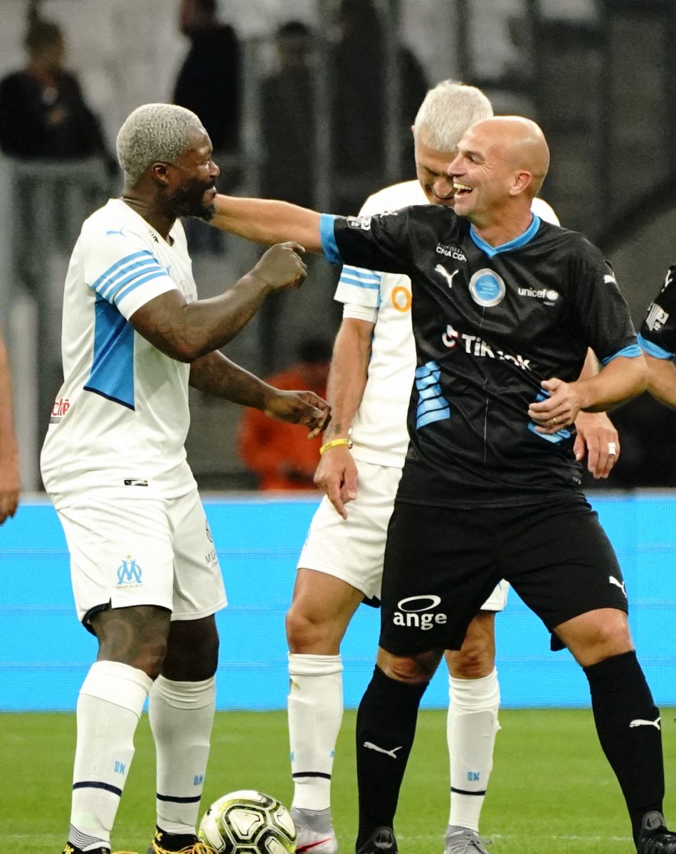 Djibril Cissé (OM Legends) - Cambiasso (UNICEF) - Match des héros entre l'équipe OM Legends et l'équipe UNICEF au stade Orange Velodrome à Marseille le 13 octobre 2021. Soutenu par la Fondation D. Drogba, Orange et l'Olympique de Marseille, l'Unicef a organisé cette rencontre afin de financer un projet d'accès à l'éducation en Côte d'Ivoire. La Team OM de légende s'impose 7-4 au stade Vélodrome face à la Team Unicef. © Norbert Scanella/Panoramic /Bestimage