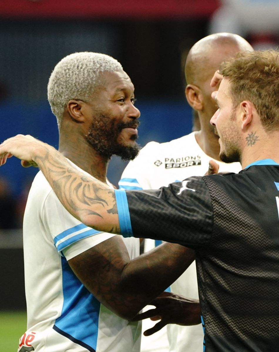 Djibril Cissé (OM Legends) - M. Pokora (Matt Pokora) (UNICEF) - Eric Abidal (UNICEF) - Match des héros entre l'équipe OM Legends et l'équipe UNICEF au stade Orange Velodrome à Marseille le 13 octobre 2021. Soutenu par la Fondation D. Drogba, Orange et l'Olympique de Marseille, l'Unicef a organisé cette rencontre afin de financer un projet d'accès à l'éducation en Côte d'Ivoire. La Team OM de légende s'impose 7-4 au stade Vélodrome face à la Team Unicef. © Norbert Scanella/Panoramic /Bestimage