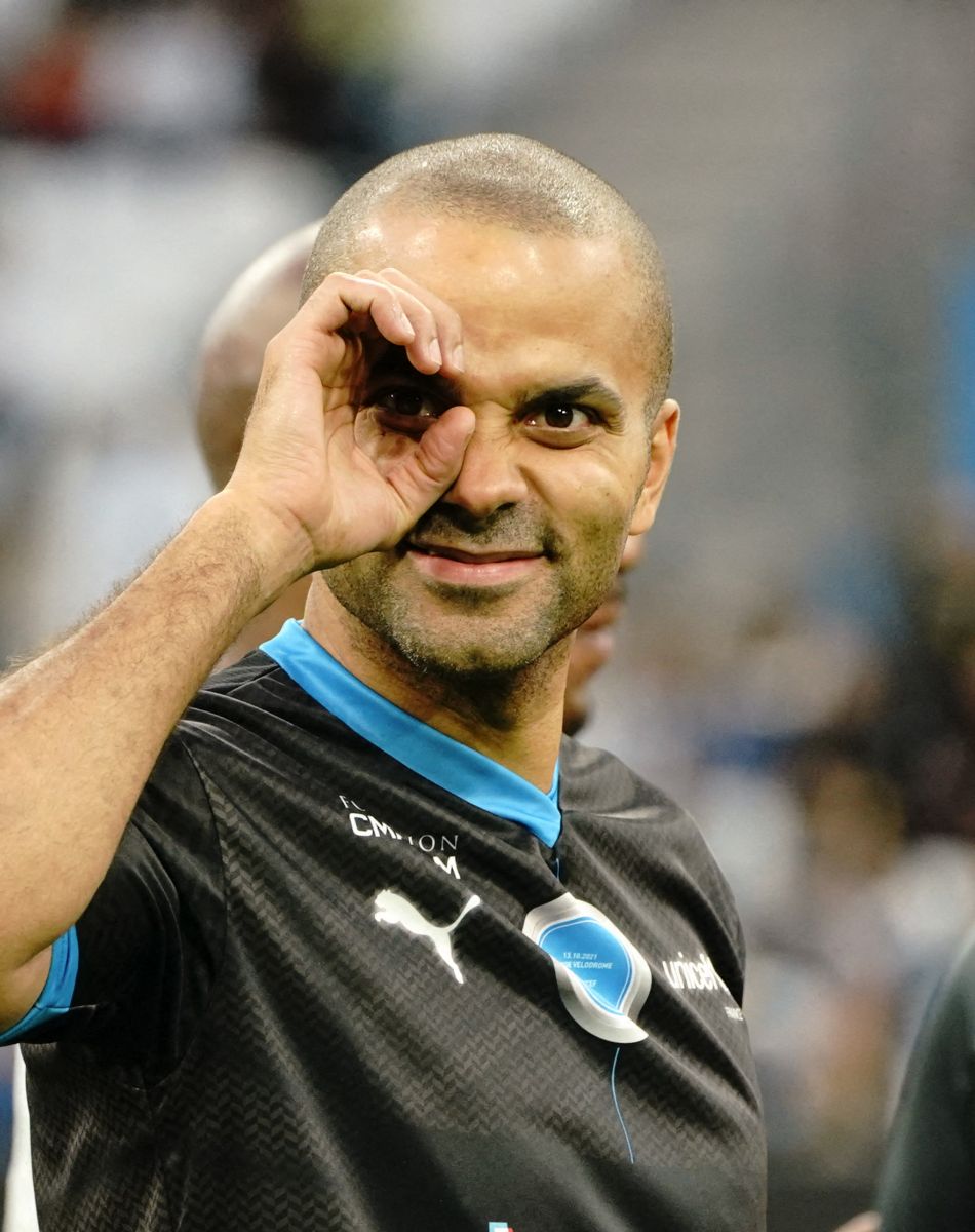 Tony Parker (UNICEF) - Match des héros entre l'équipe OM Legends et l'équipe UNICEF au stade Orange Velodrome à Marseille le 13 octobre 2021. Soutenu par la Fondation D. Drogba, Orange et l'Olympique de Marseille, l'Unicef a organisé cette rencontre afin de financer un projet d'accès à l'éducation en Côte d'Ivoire. La Team OM de légende s'impose 7-4 au stade Vélodrome face à la Team Unicef. © Norbert Scanella/Panoramic /Bestimage
