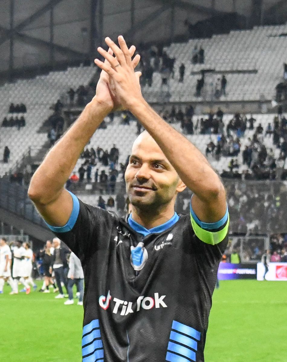 Tony Parker - Match des héros entre l'équipe OM Legends et l'équipe UNICEF au stade Orange Velodrome à Marseille le 13 octobre 2021. Soutenu par la Fondation D. Drogba, Orange et l'Olympique de Marseille, l'Unicef a organisé cette rencontre afin de financer un projet d'accès à l'éducation en Côte d'Ivoire. La Team OM de légende s'impose 7-4 au stade Vélodrome face à la Team Unicef. © Jean-René Santin/Bestimage